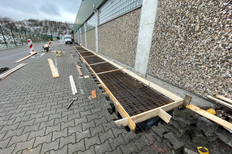 Anfertigung einer Bodenplatte für ein Außenregal